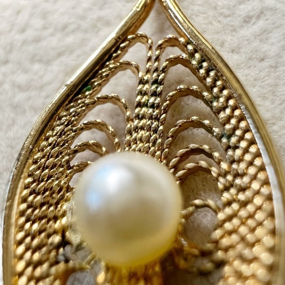 Vintage Sarah Coventry Serene Gold Tone Faux Pearl Leaf Clip on Earrings - Picture 6 of 12